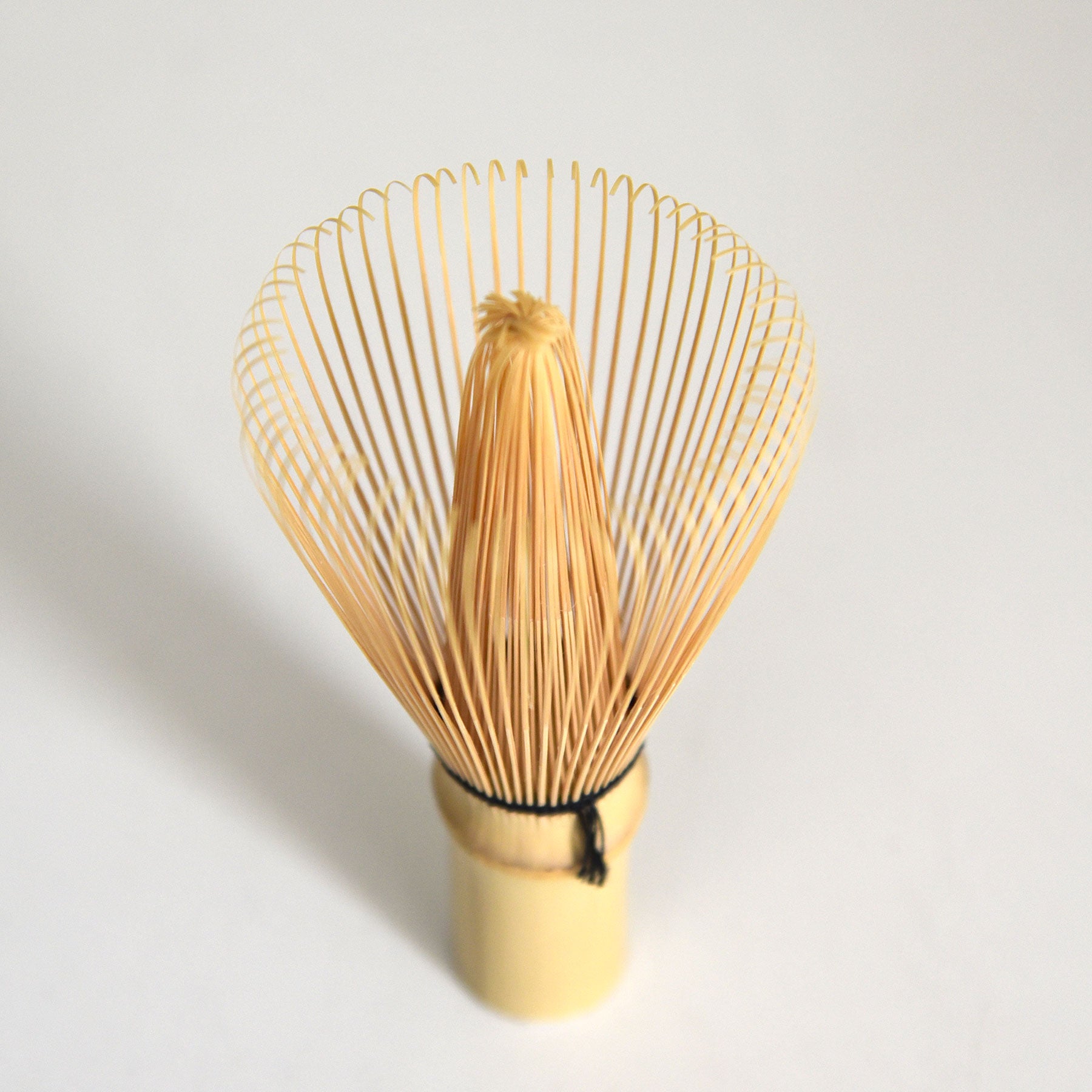 Suikaen Kazuho White Bamboo Matcha Whisk (Made in Japan) – Umami Mart